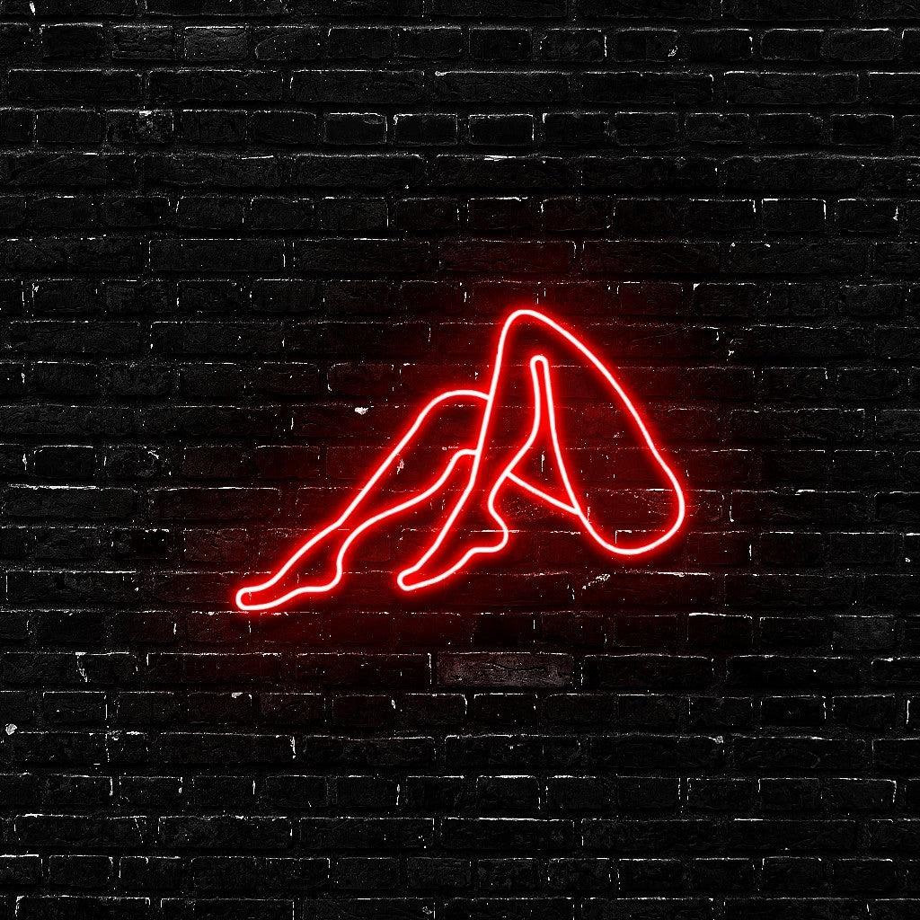 Sultry Silhouette | The Art of Minimalist Desire